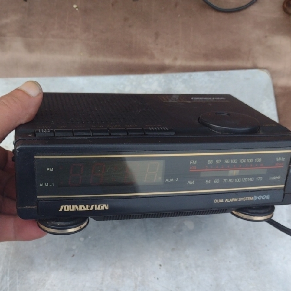 Soundesign Dual Alarm Clock Radio